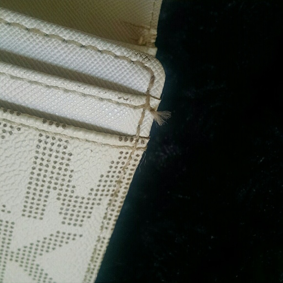 Michael Kors wallet. - Picture 7 of 8